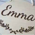 Névtábla áttört mintával