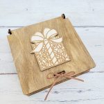 Táskaakasztó ajándékdobozban gravírozással