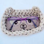 Horgolt maci szemüvegtartó