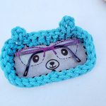 Horgolt maci szemüvegtartó