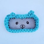 Horgolt maci szemüvegtartó