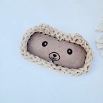 Horgolt maci szemüvegtartó