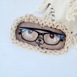 Horgolt maci szemüvegtartó