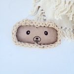 Horgolt maci szemüvegtartó