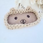 Horgolt maci szemüvegtartó